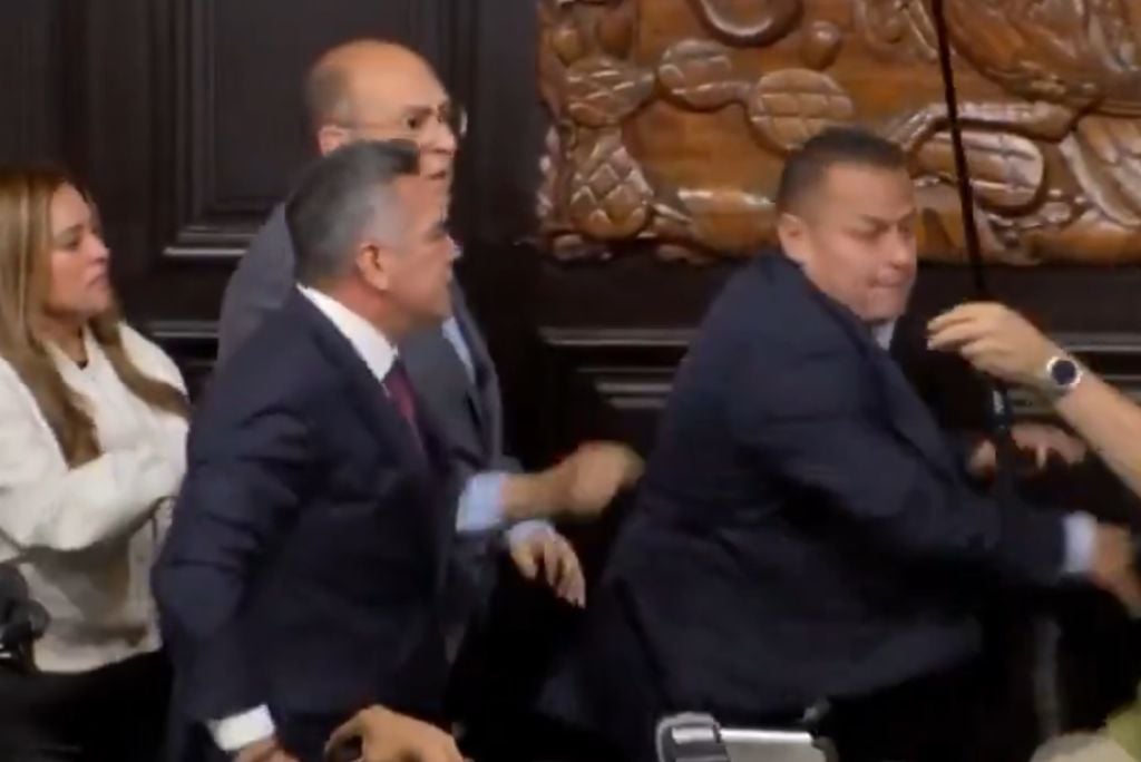 Fight in the Mexican Senate: Noroña (Morena) and Moreno (PRI) clash during session after debate on U.S. military intervention.