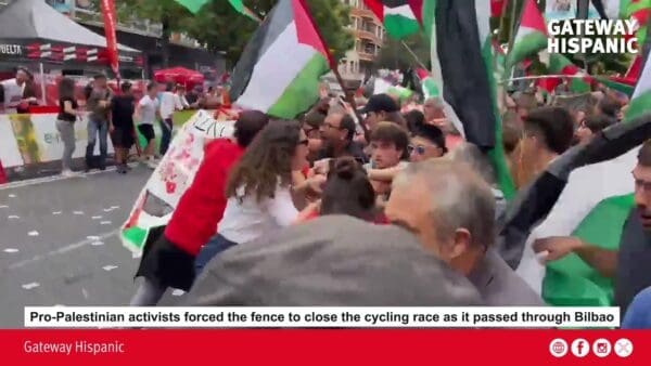 Pro-Palestinian activists forced the fence to close the cycling race as it passed through Bilbao