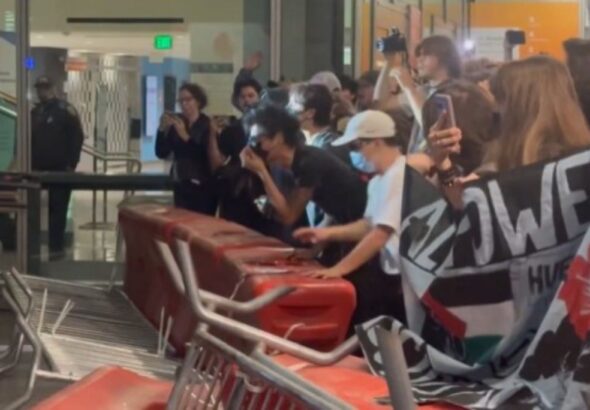 antifa-convierte-el-evento-de-turning-point-usa-en-uc-berkeley-en-una-autntica-zona-de-guerra-violencia-fuego-y-caos-en-pleno-campus-universitario