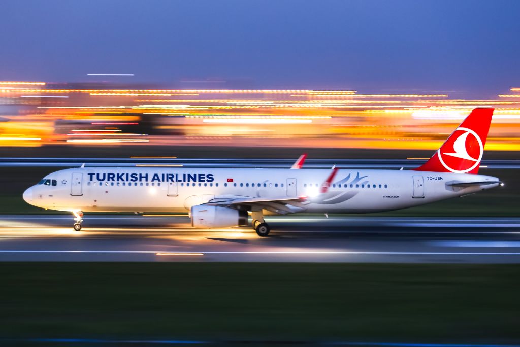 aumentan-las-cancelaciones-de-vuelos-a-venezuela-latam-y-turkish-airlines-se-suman-al-xodo-areo-tras-la-alerta-de-la-faa-sobre-riesgos-militares-del-rgimen-de-maduro