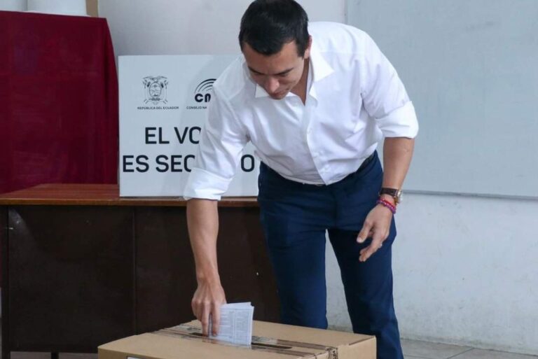 ecuador-frena-la-agenda-de-daniel-noboa-referendo-rechaza-bases-militares-constituyente-y-reformas-clave-en-medio-de-la-mayor-crisis-de-seguridad-de-hispanoamrica