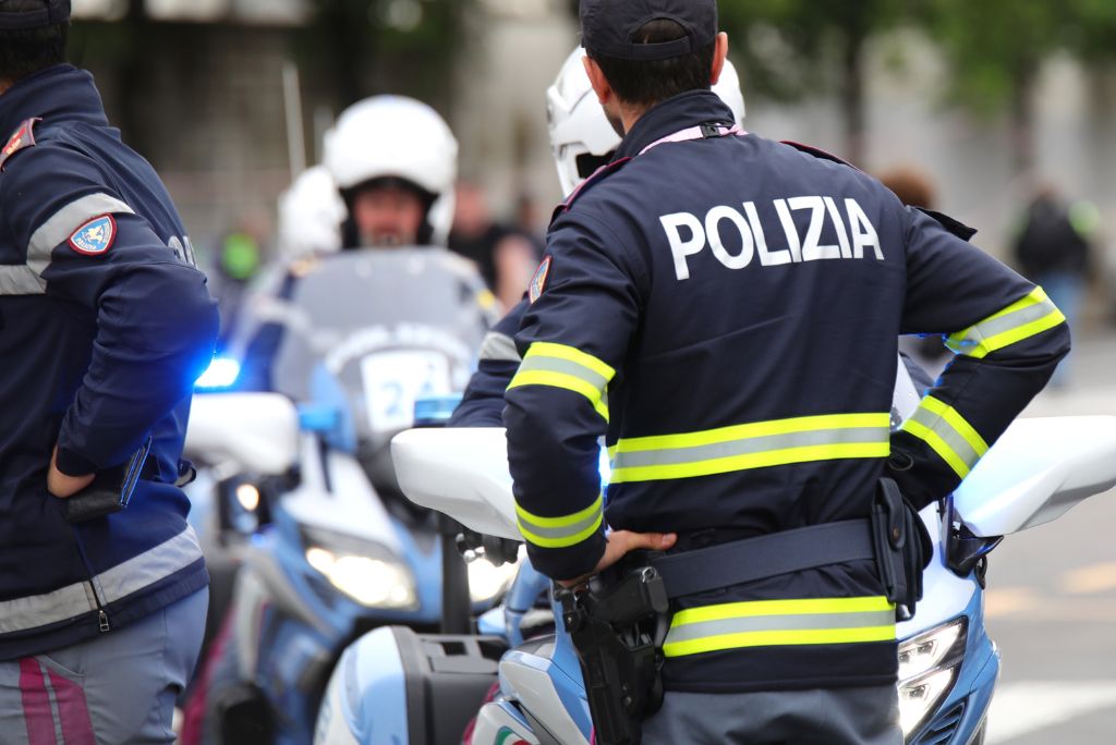 italia-conmocionada-matones-inmigrantes-irrumpieron-en-un-coche-y-obligaron-a-un-hombre-a-presenciar-la-violacin-en-grupo-de-su-prometida-de-18-aos-en-roma