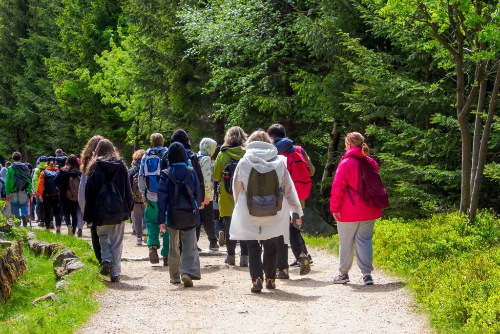 padres-demandan-a-escuela-pblica-del-condado-de-jefferson-luego-de-que-su-hija-fuera-obligada-a-compartir-cama-con-un-estudiante-trans-durante-un-viaje-escolar