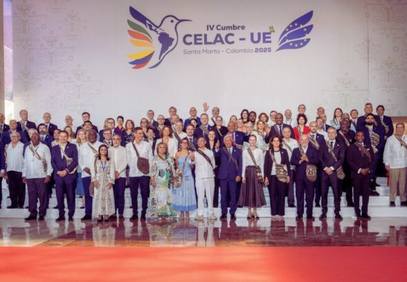 rechazo-total-slo-asisten-9-de-60-pases-a-la-cumbre-celac-ue-de-santa-marta-aislamiento-histrico-de-gustavo-petro-por-sanciones-de-trump-y-boicot-masivo-de-lderes-europeos-e-hispanos