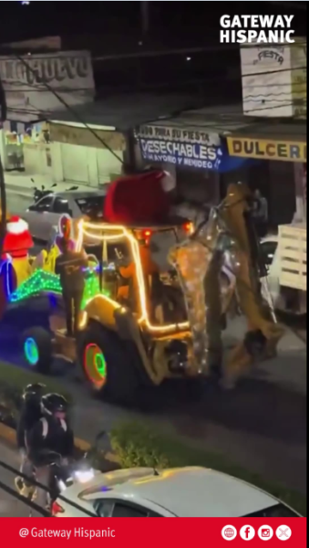 La creatividad mexicana brilla: Santa y sus “renos” viajan en una retroexcavadora