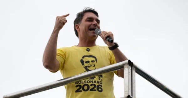 Flávio Bolsonaro buscará la presidencia de Brasil en 2026