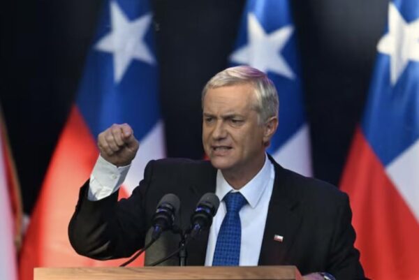Kast anuncia corredor humanitario para devolver inmigrantes ilegales y reforzar seguridad en Chile