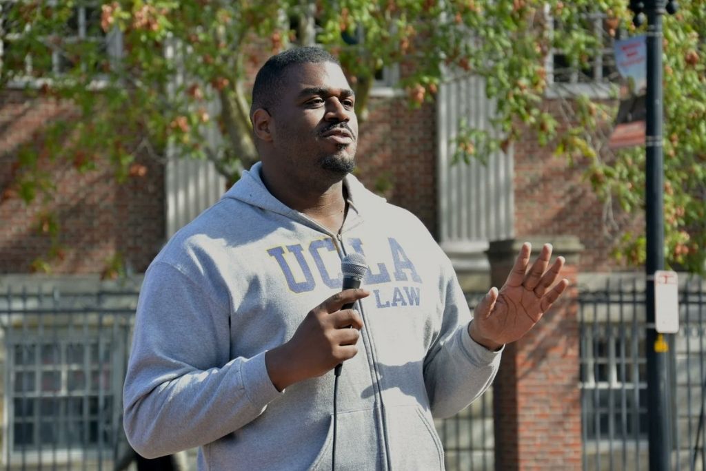 harvard-destituye-a-decano-antiblanco-y-antitrump