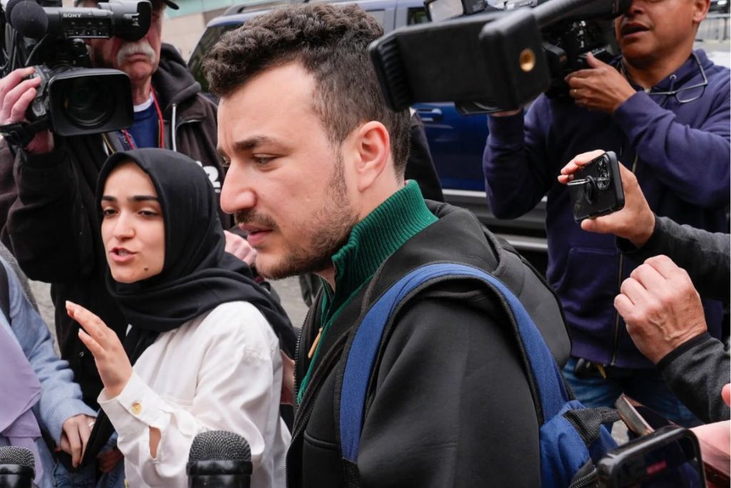 o-los-20-millones-de-dlares-o-una-disculpa-el-activista-pro-hams-mahmoud-khalil-presenta-una-demanda-de-20-millones-de-dlares-contra-la-administracin-trump.