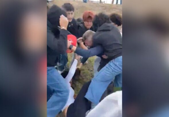estudiantes-de-secundaria-de-texas-agredieron-brutalmente-a-un-profesor-durante-una-protesta-contra-el-ice