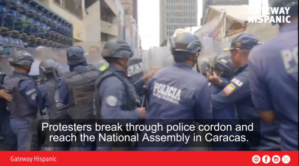 Manifestantes rompen cerco policial y llegan a la Asamblea Nacional en Caracas (VIDEO)