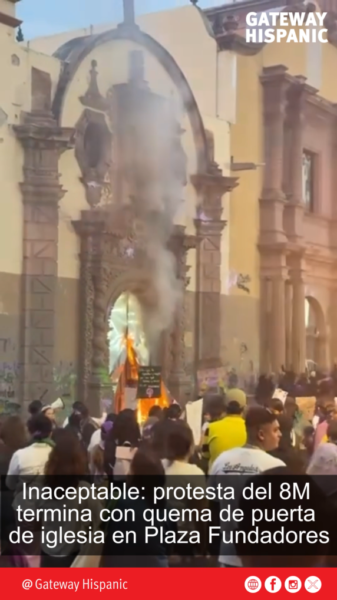 Emerge nuevo video de feministas quemando puerta de iglesia (VIDEO)